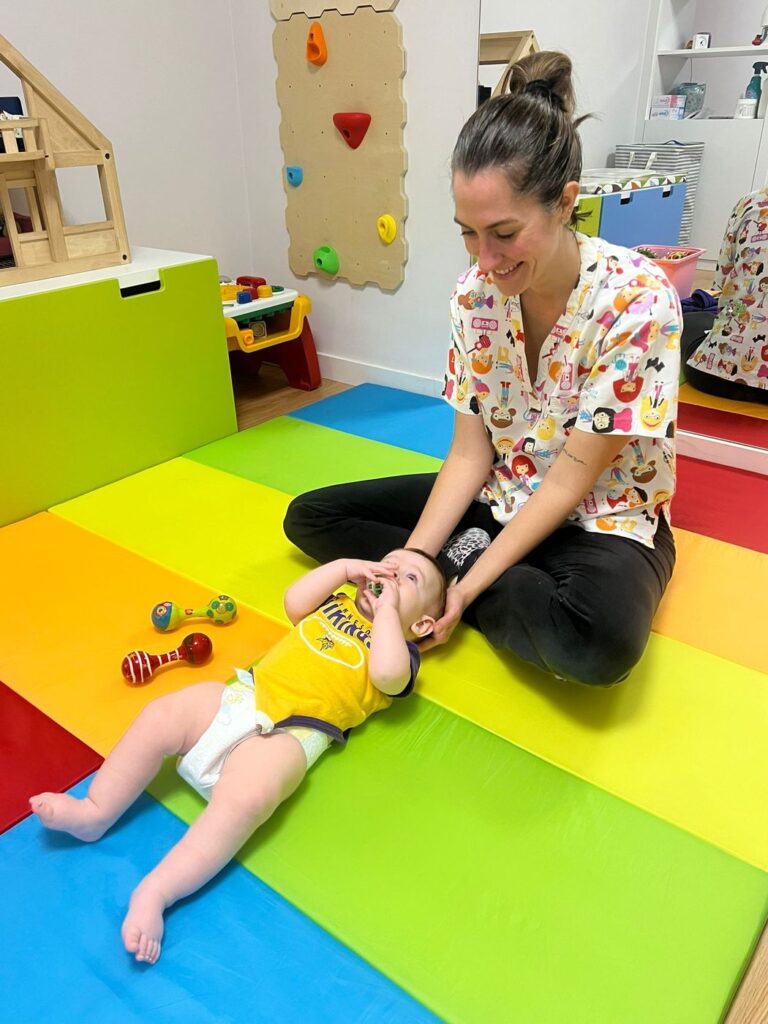 Sesión de fisioterapia pediátrica en Centro Micos (1)