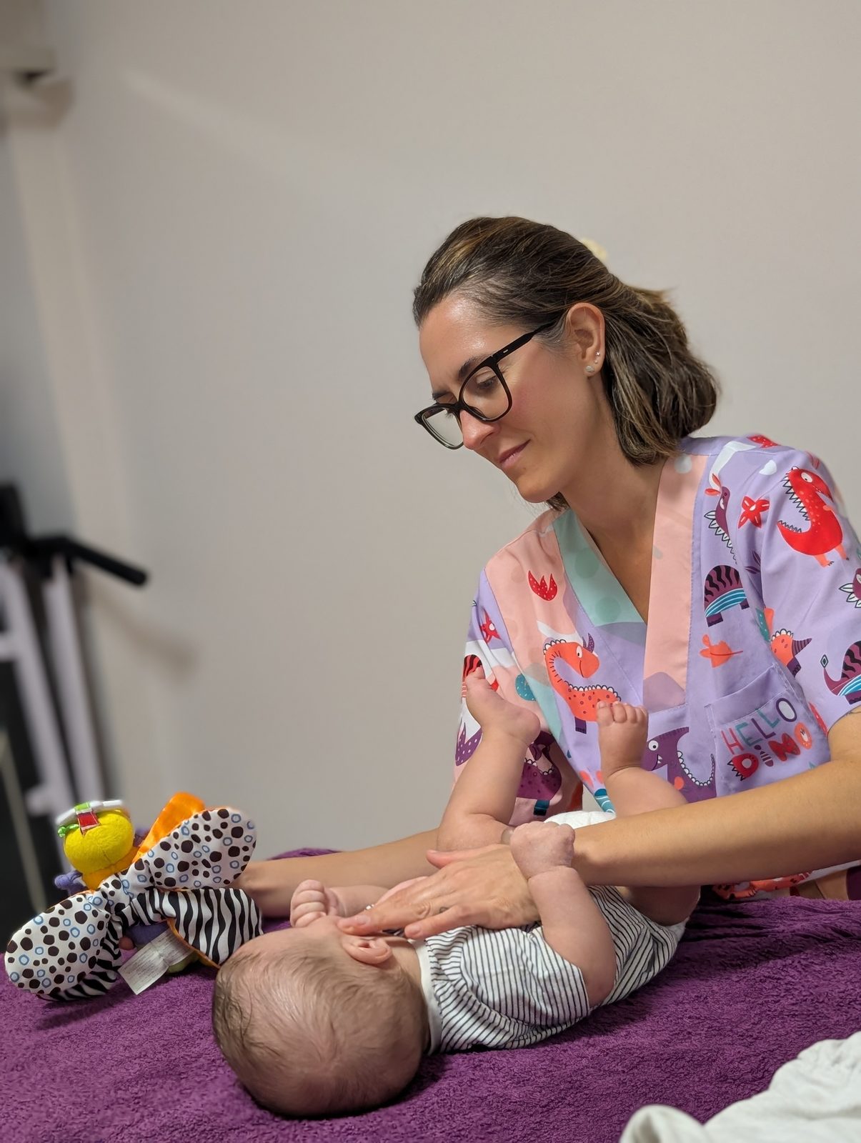 Sesión de fisioterapia pediátrica con un bebé en la camilla