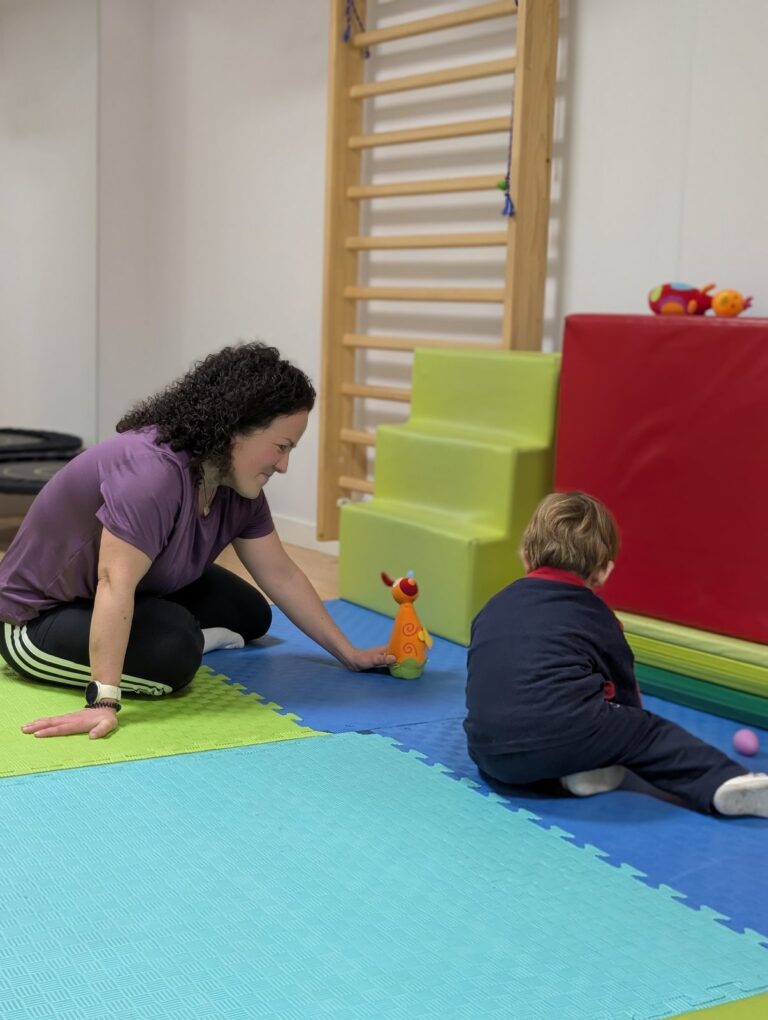 Niño jugando durante una sesión de psicomotricidad