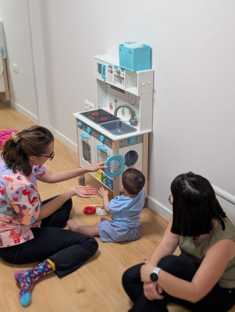 Sala de juego del centro con material infantil
