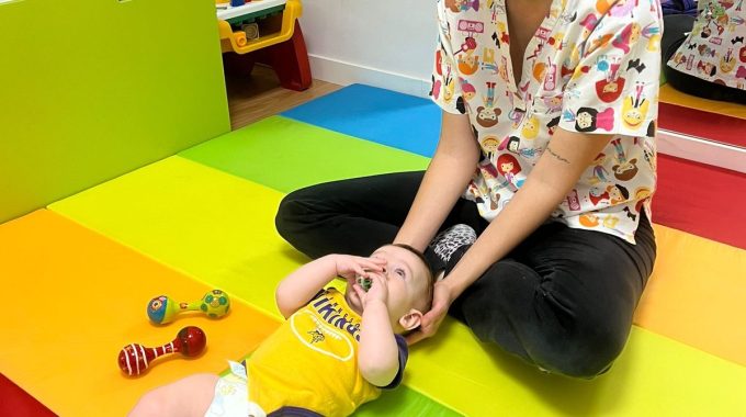 Fisioterapeuta trabajando con un bebé en la sala de fisioterapia pediátrica